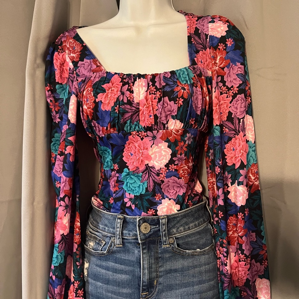 SO XSMALL FLORAL TOP NWOT